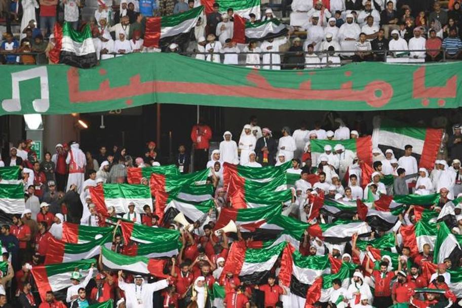 Zayed Sports City stadium, Abu Dhabi: I tifosi degli Emirati mostrano la bandiera durante la sfida contro l&#39;India, EPA